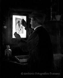 Il fotografo Domenico Coppi in camera oscura